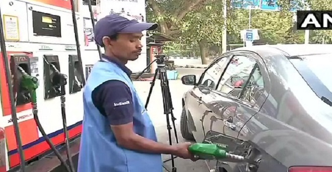 तेल की कीमतों में लगातार दसवें दिन कटौती, दिल्ली में पेट्रोल के दाम घटे 40 पैसे