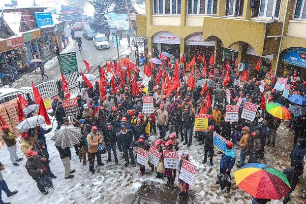 शिमला में ट्रेड यूनियनों की देशव्यापी हड़ताल के समर्थन में आयोजित विरोध प्रदर्शन के दौरान नारे लगाते सेंटर ऑफ इंडियन ट्रेड यूनियंस (CITU) के कार्यकर्ता