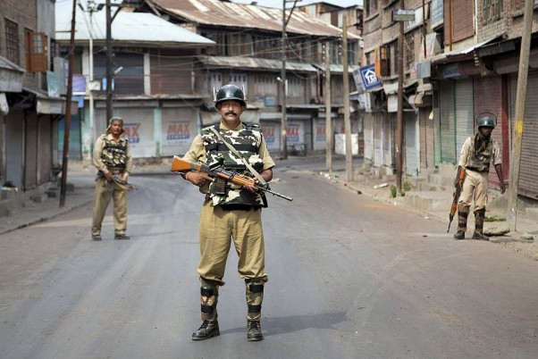 अनुच्छेद-370 हटाए जाने के एक साल पूरा होने पर केंद्र शासित प्रदेश कश्मीर में कर्फ्यू
