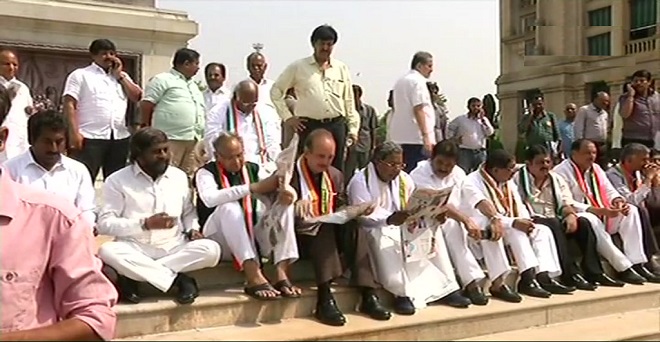 येदियुरप्पा की ताजपोशी के खिलाफ विधानसभा के सामने कांग्रेस नेताओं का धरना