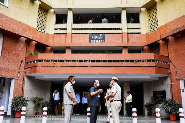 नई दिल्ली में मंडी के भाजपा सांसद राम स्वरूप शर्मा के सरकारी आवास में मौत के बाद जांच करते पुलिसकर्मी