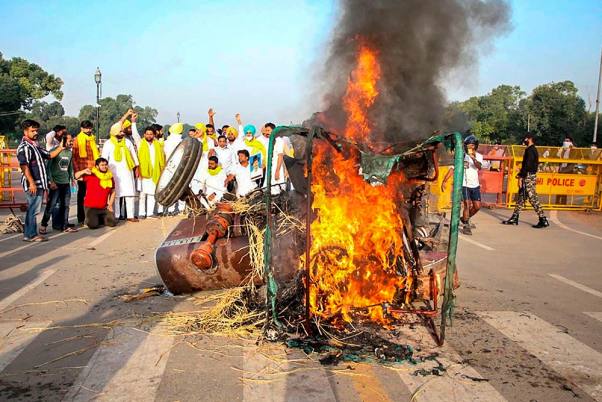 इंडिया गेट के पास ट्रैक्टर जलाने की घटना को लेकर भाजपा ने कांग्रेस पर हमला बोला, बताया 'शर्मनाक ड्रामा'