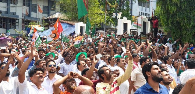 केरल के वायनाड में राहुल गांधी के रोड शो में जुटी भीड़
