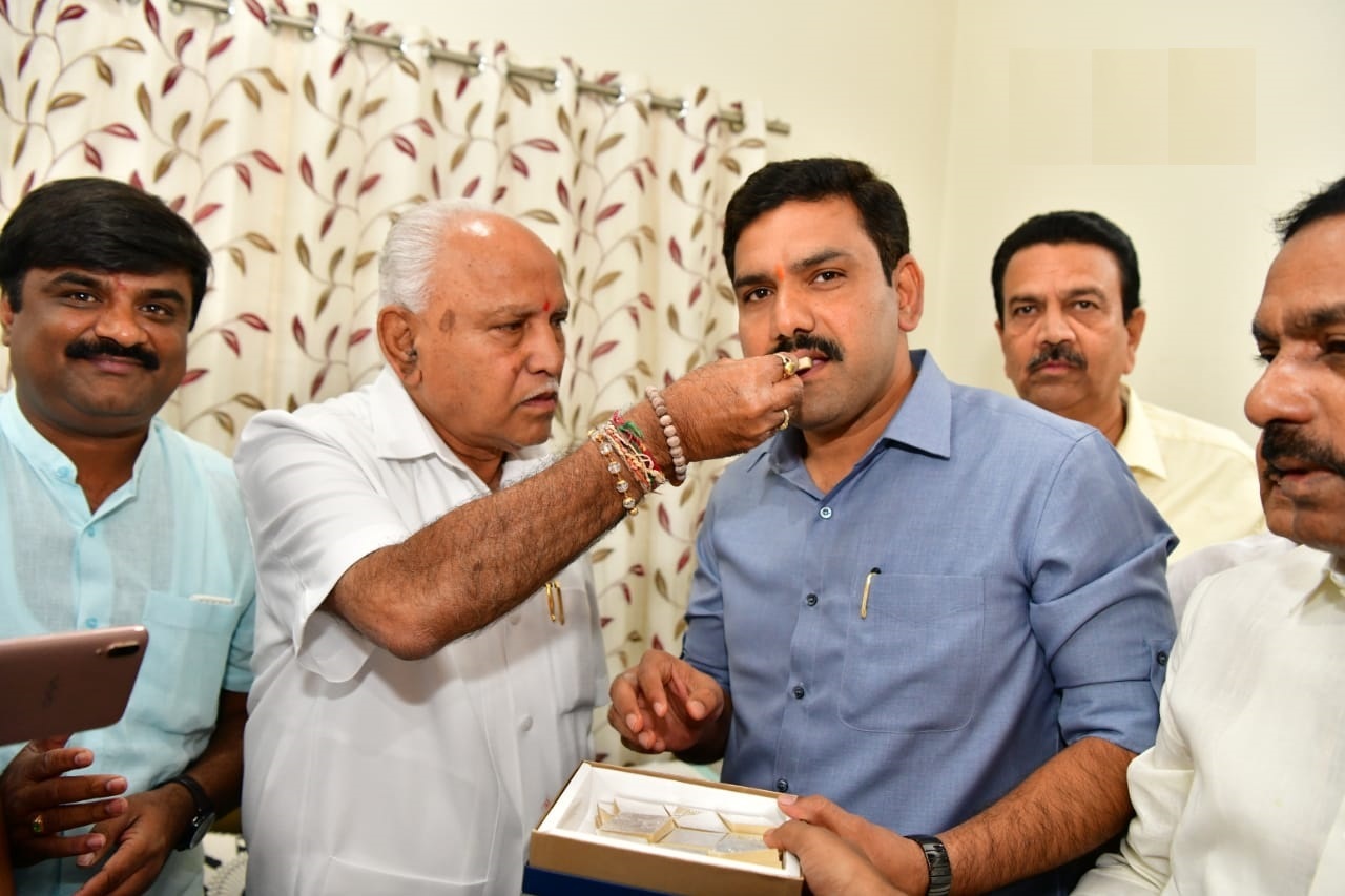 कर्नाटक उपचुनाव में येदियुरप्पा को पूर्ण बहुमत, 15 में से 12 सीटों पर जीती बीजेपी