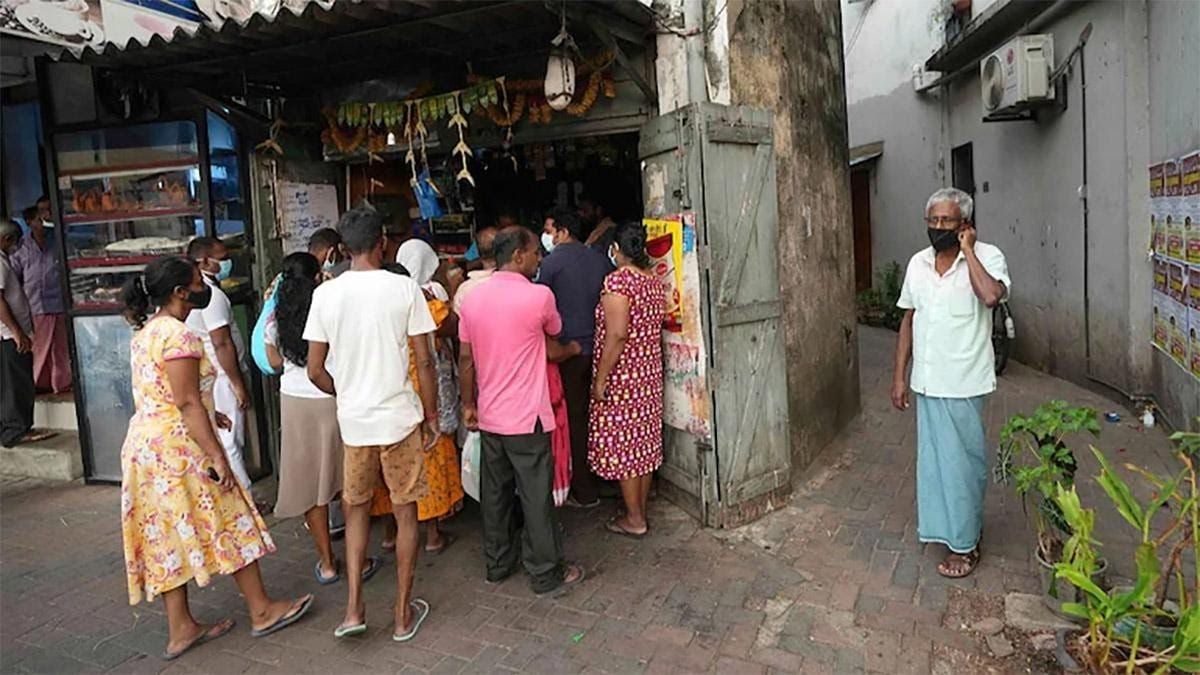 श्रीलंका की हालत हुई और गंभीर, देश छोड़ भारत भाग रहे लोग