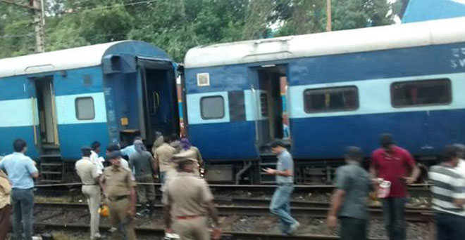 रामपुर के निकट ट्रेन के आठ ड‌िब्बे पटरी से उतरे, 15 घायल