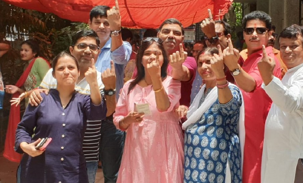 दिल्ली के मयूर विहार फेज-3 में वोटिंग के बाद मतदाता