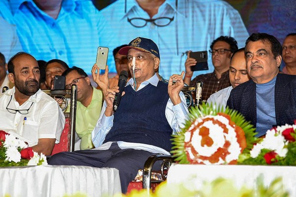 जनवरी 2019 की तस्वीर: केंद्रीय मंत्री नितिन गडकरी और गोवा के मुख्यमंत्री मनोहर पर्रिकर गोवा में 'अटल सेतु' के उद्घाटन कार्यक्रम के दौरान नजर आए।
