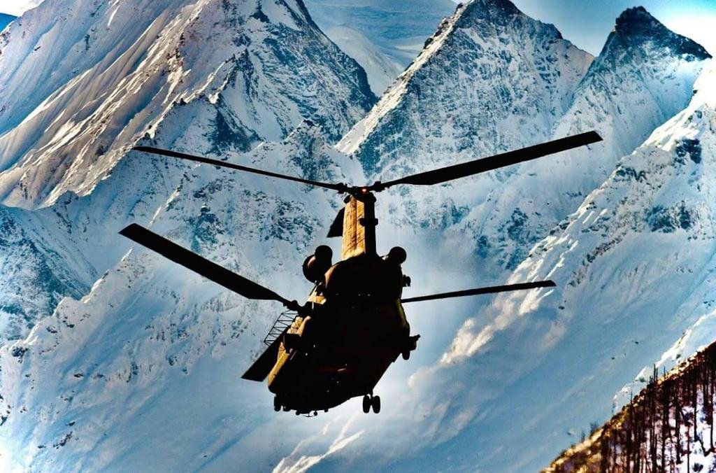 लद्दाख के पास सियाचिन बॉर्डर इलाके में तैनात हो रहे चिनूक हेलिकॉप्टर
