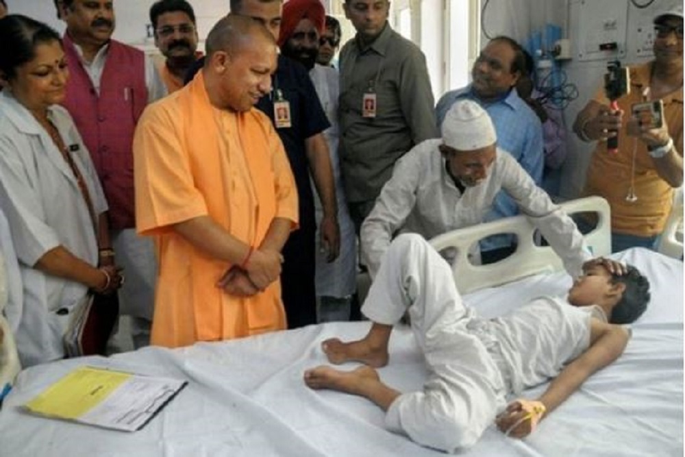 CM योगी के अस्पताल दौरे के समय इमरजेंसी वार्ड में बंद किए गए पत्रकार, सवालों के घेरे में यूपी सरकार