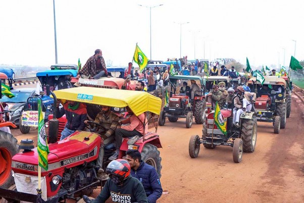 केंद्र की बातचीत से पहले ट्रैक्टर रैली के जरिए किसानों ने किया शक्ति प्रदर्शन, कहा- 26 जनवरी की परेड का रिहर्सल