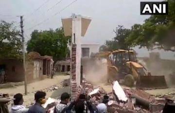 कानपुर एनकाउंटर मामले में पुलिस की कार्रवाई, गिराया गया हिस्ट्रीशीटर विकास दुबे का घर; पकड़ने के लिए 25 टीमें बनी