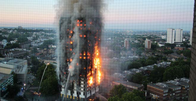 लंदन: 27 मंजिला इमारत में आग लगने से 6 लोगों की मौत, 200 दमकलकर्मी मौके पर