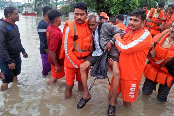 भारी बारिश से गुजरात का हाल बेहाल, राहत-बचाव कार्य में जुटी एनडीआरएफ की टीम