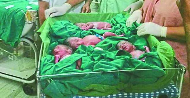 26 वर्षीय महिला ने एक साथ दिया 4 बच्चों को जन्म, पांचों स्वस्थ