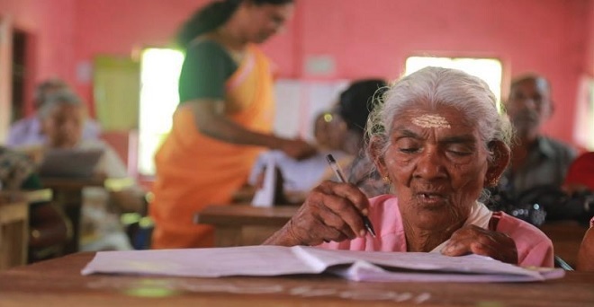 केरल में साक्षरता परीक्षा में अव्वल आने वाली 96 साल की परदादी को मिला लैपटॉप