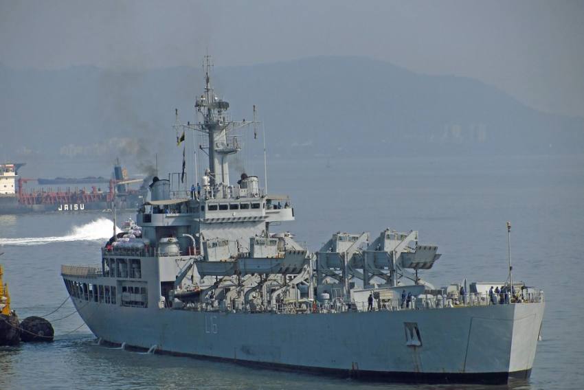 मालदीव-यूएई में फंसे भारतीयों को वापस लाने के लिए नौसेना ने भेजे तीन जहाज