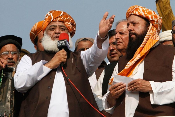 पाकिस्तान के मुल्तान में अपने समर्थकों को संबोधित करते जमीयत उलेमा-ए-इस्लाम पार्टी के प्रमुख मौलाना फजलुर रहमान