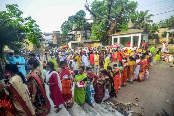 कोरोना महामारी के बीच बंगाली नव वर्ष पर प्रार्थना के लिए लंबी कतार में भक्त