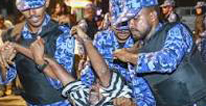 मालदीव में संकट बरकरार, भारतीय मूल के दो पत्रकार भी गिरफ्तार