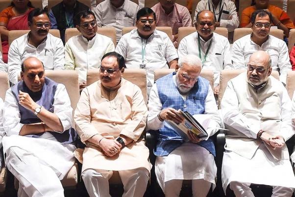 संसद भवन में भाजपा संसदीय दल की बैठक के दौरान प्रधानमंत्री नरेंद्र मोदी, केंद्रीय गृह मंत्री अमित शाह, पार्टी के कार्यकारी अध्यक्ष जेपी नड्डा और रक्षा मंत्री राजनाथ सिंह।