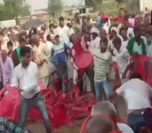 तेजस्वी यादव की जनसभा के दौरान कार्यकर्ताओं ने एक दूसरे पर फेंकी कुर्सियां
