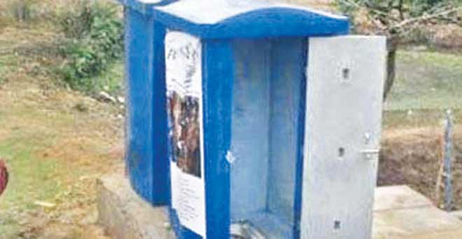 यूपी में शौचालय निर्माण में खराब प्रगति करने वाले जिले के अफसरों पर कार्रवाई