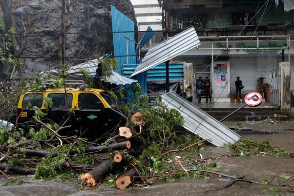 मुंबई में भारी बारिश के दौरान पेड़ गिरने से क्षतिग्रस्त हुई टैक्सी