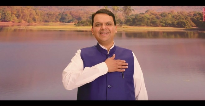 VIDEO: 'रिवर एंथम' में पत्नी संग नजर आए महाराष्ट्र के सीएम देवेंद्र फडणवीस