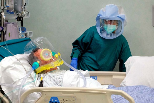 रोम के टॉर वेरगाटा में पोलिक्लिनिक के आईसीयू में कोविड-19 से संक्रमित मरीज की देखभाल करती नर्स