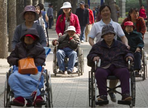 बूढ़़ा हो रहा  है चीन,23 करोड़ लोग हैं 60 साल से ऊपर