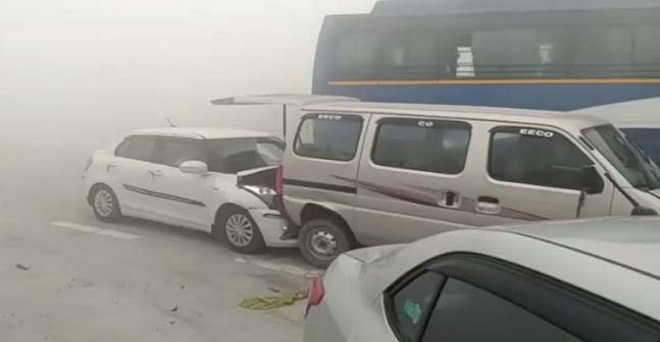 VIDEO: स्मॉग की वजह से भीषण हादसा, यमुना एक्सप्रेसवे पर 18 गाड़ियां टकराईं