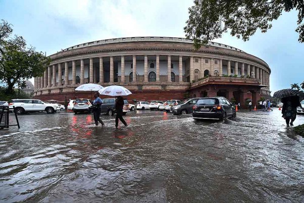 भारी बारिश के बाद संसद के बाहर का दृश्य