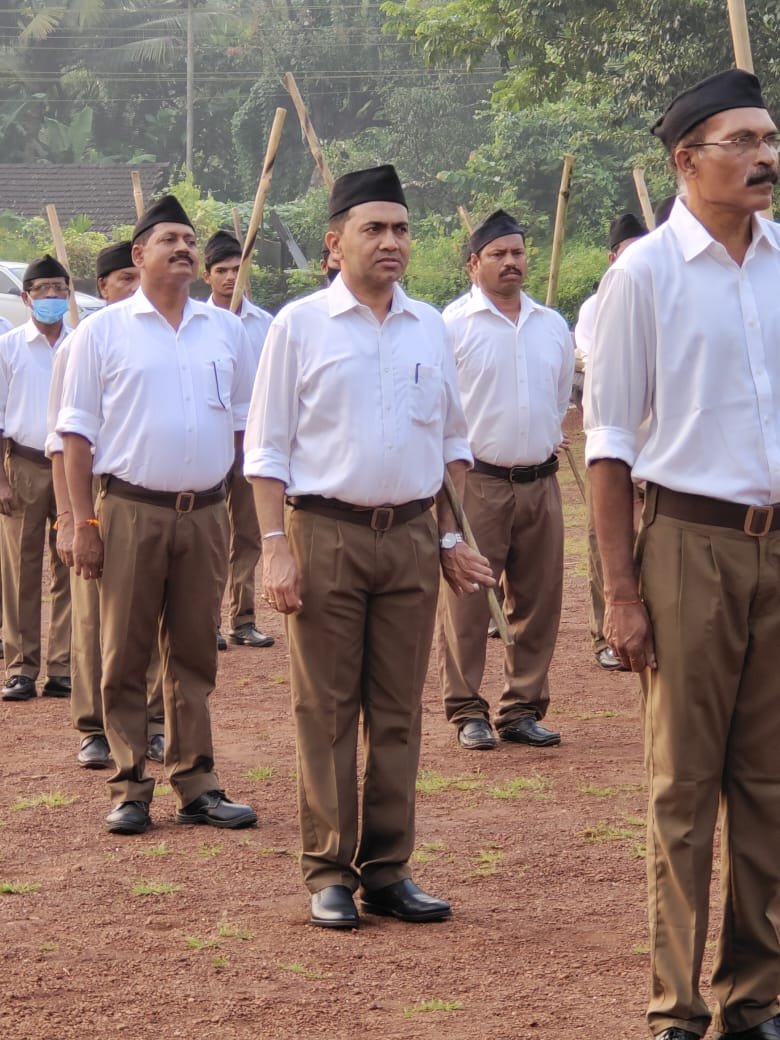 विजयदशमी और आरएसएस के स्थापना दिवस के मौके पर पथ संचालन कार्यक्रम में हिस्सा लेते गोवा के मुख्यमंत्री प्रमोद सावंत