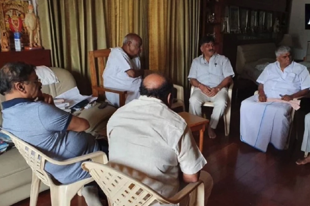 कर्नाटक संकट: कांग्रेस के वरिष्ठ नेताओं ने बेंगलूरू में डाला डेरा, कुमारस्वामी ने बुलाई कैबिनेट की बैठक