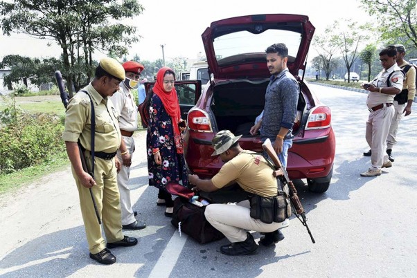 असम विधानसभा चुनाव से पहले कामरूप जिले में वाहनों की जांच करते सुरक्षाकर्मी