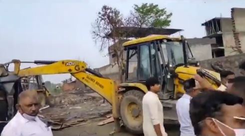 दिल्ली में चला यूपी सरकार का बुलडोजर, रोहिंग्या कैंप तोड़कर खाली करवाई गई 2.10 हेक्टेयर जमीन