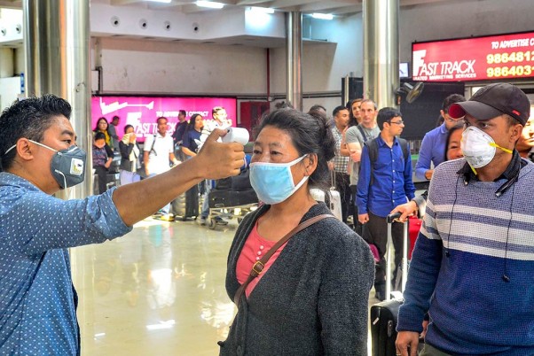 नागालैंड के दीमापुर हवाई अड्डे पर कोरोनो वायरस के खतरे के मद्देनजर थर्मल स्क्रीनिंग टेस्ट से गुजरते यात्री