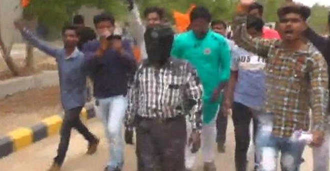 गुजरात: प्रोफेसर को कालिख पोतने के मामले में एबीवीपी कार्यकर्ता समेत 5 गिरफ्तार