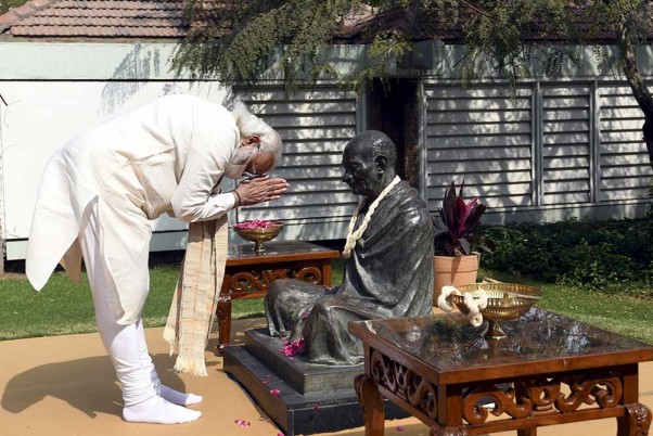 अहमदाबाद स्थित साबरमती आश्रम में महात्मा गांधी को श्रद्धांजलि अर्पित करते पीएम नरेंद्र मोदी