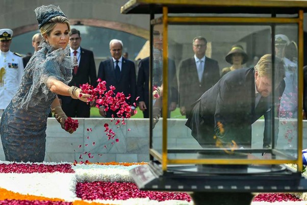 राजघाट में महात्मा गांधी के स्मारक पर श्रद्धांजलि अर्पित करते नीदरलैंड के राजा विलियम-अलेक्जेंडर और रानी मैक्सिमा
