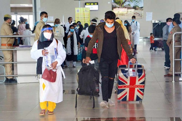 लॉकडाउन के बीच मुंबई में फंसे प्रवासियों को बॉलीवुड अभिनेता अमिताभ बच्चन ने विशेष विमान के माध्यम से प्रयागराज हवाई अड्डे पर पहुंचाया