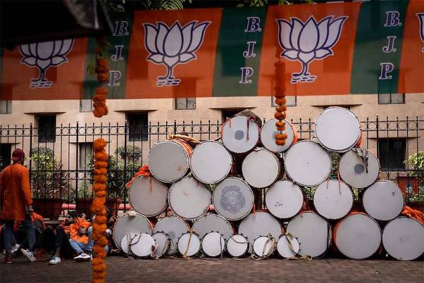 महाराष्ट्र विधानसभा चुनाव के रुझानों में जीत के संकेत के बाद भाजपा कार्यालय के बाहर जश्न की तैयारियों की एक झलक
