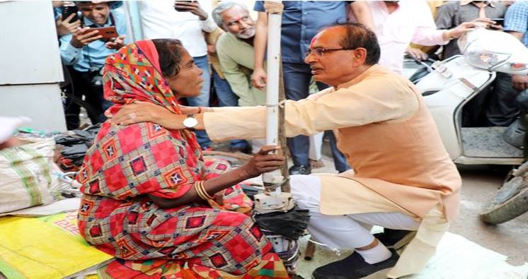 छाता सुधारने वाली दुर्गा बाई को मुख्यमंत्री ने दी 50 हजार की सहायता