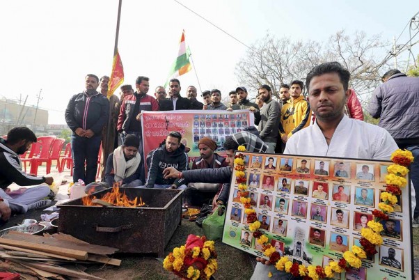 जम्मू में पुलवामा हमले में  शहीदों को श्रद्धांजलि देने के लिए 'हवन' करते इक्कजुत्त जम्मू के सदस्य