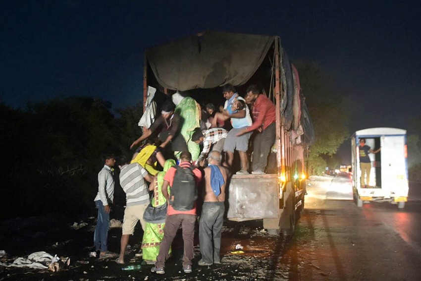 यूपी के बाद अब मध्य प्रदेश में हादसा, मजदूरों को ले जा रहा ट्रक पलटा, पांच की मौत