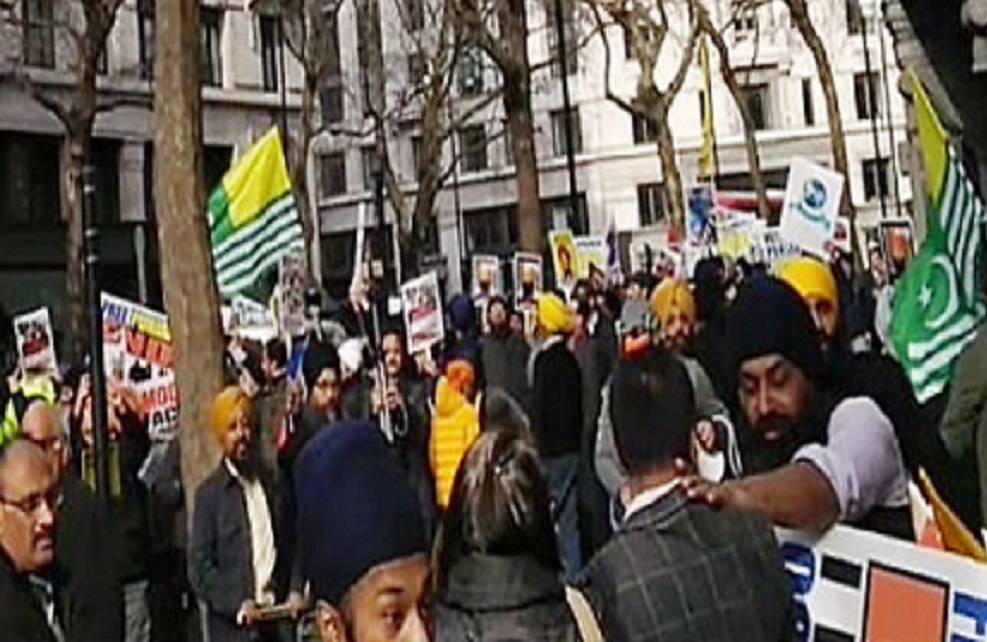 लंदन में भारतीय उच्चायोग के सामने मोदी के पक्ष में नारे लगा रहे प्रदर्शनकारियों से भिड़े खालिस्तान समर्थक