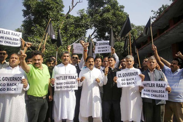 जम्मू-कश्मीर में अनुच्छेद 370 हटाने और दो केन्द्र शासित प्रदेश में बांटने के विरोध में प्रदर्शन करते पैंथर्स पार्टी के कार्यकर्ता