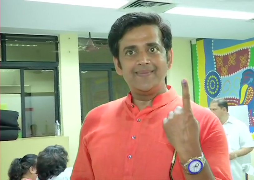 यूपी के गोरखपुर से बीजेपी उम्मीदवार रवि किशन ने गोरेगांव के एक मतदान केंद्र पर अपना वोट डाला