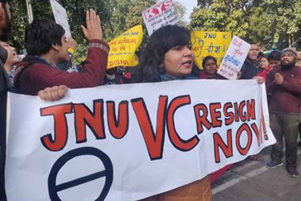 जेएनयू हिंसा को लेकर छात्रों और शिक्षकों का मार्च, वीसी ने कहा बढ़ोतरी वापस नहीं होगी